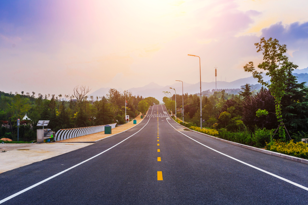 line-drive-asphalt-countryside-cloud